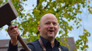 Bürgermeister Pascal Seidel ist nach dem gelungenen Fassbieranstich sichtlich zufrieden.