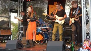 Die Live-Band „The B.Flats“ macht – immer von der Kerweschlumpel (r. unten) begleitet – großartige Stimmung auf dem Festplatz.