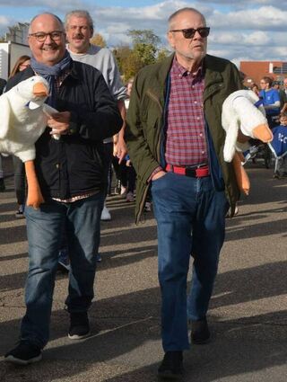Bürgermeister-Stellvertreter Gerhard Waldecker (l.) und Heimatforscher Ulrich Kobelke ziehen mit der Gans auf den Festplatz.