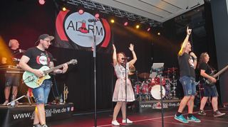 Die Band „Alarm - Live“ heizt mit Party Power der zahlreichen Besucher in der Rolf-Heidemann-Halle kräftig ein und sorgt mit ihrer Musik dafür, dass sich die Tanzfläche bis tief in die Nacht nicht lehrt.