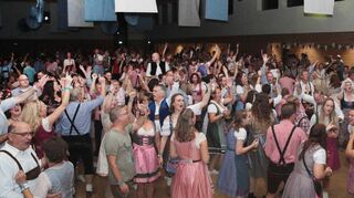 Im Dirndl und in der Lederhose kamen die Menschen in Scharen zum Oktoberfest des Spielmannszuges und sorgten mit toller Stimmung für einen grandiosen Abend.
