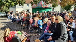 Gut besucht war der Gottesdienst und auch Gertrud I. (im Vordergrund) nahm teil.