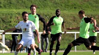 Eppelheims Janik Steffen behauptet in dieser Szene den Ball in den St. Leoner Abwehrreihen.