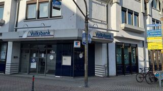 Die Vereinigte VR Bank Kur- und Rheinpfalz wandelt die Filiale in Altlußheim direkt in der Ortsmitte in eine SB-Stelle um und vermietet die Räumlichkeiten dann an ein Bäckereicafé.