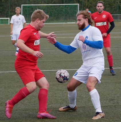 Nikolas Bosch vom SV Rohrhof II (links) und Ismael Müller vom FV 08 Hockenheim II (rechts) kämpfen um den Ball.