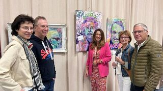 Künstlerin Stephanie Dörrmann (Mitte) erläutert Besuchern ihr Pop-Art Porträt „Queen“. Ein Werk, das bei den zahlreichen Besucher viel Anerkennung fand.
