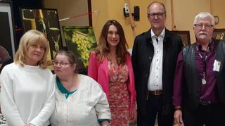 Bürgermeister Gunther Hoffmann (Mitte) mit den ausstellenden Künstlern Stefania Gutting (v. l.), Ulrike Hettmannsperger, Stephanie Dörrmann, Dieter Scheck, Patricia Antoni und Erika Geiß bei der Eröffnung der Ausstellung in der Turnhalle.