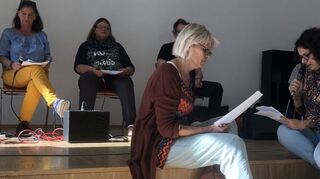 Belinda Gagliarde (vorne r.) überwindet ihre Angst und trägt ihren Text über einen Erkrankten gemeinsam mit Ulrika Müller-Sulzbach (vorne l.) vor.