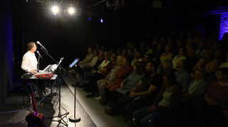 Der Schwetzinger Liedermacher Jürgen Ferber präsentiert im bestens gefüllten Theater am Puls neue Lieder.