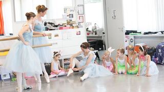 Die Vorberitungen für die große Ballett-Gala im Rokokotheater laufen auf Hochtouren.