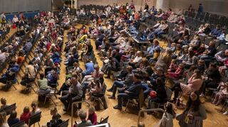 Voller Saal in der Stadthalle: Groß und Klein freuen sich auf die Vorstellung von „Conni – Das Zirkusmusical“. Das Cocomico Theater ist bekannt in Hockenheim.