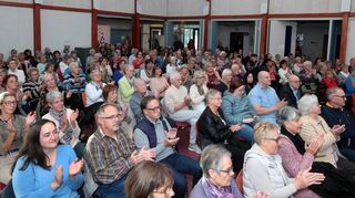 Das Publikum beim Konzert des Chores „InTakt“ wurde im Spannungsfeld von scheinbar leichter Popmusik und anspruchsvoller geistlicher Literatur emotional gefangen genommen.
