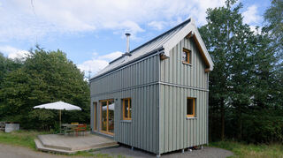 Ein Muster eines "Organic Tiny House": An vielen Orten in Deutschland lassen hohe Kosten für Bauen, Mieten und Energie das Interesse an den XS-Eigenheimen wachsen. (Symbolbild)