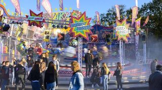 Zum 776. Mal will die Speyerer Herbstmesse ab Freitag die Besucher auf den Festplatz locken. Am Fahrgeschäft Break Dancer ist stets einiges los.