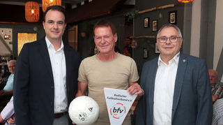 Präsident Peter Kumpf von der Spvgg 06 Ketsch (Mitte) wird mit dem DFB-Ehrenamts-preis ausgezeichnet. Kreisjugendleiter Sebastian Schmid (l.) und Kreisvorsitzender Fußball Mannheim Harald Schäfer übergeben ihn.