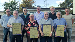 Bei der Spvgg 06 Ketsch werden langjährige Mitglieder geehrt und neue Ehrenmitglieder ernannt (v. l.): Dieter Pister (Vizeprä-sident), Wolfgang Ladwig, Hussein Eldor (Schatzmeister), Edith Beck, Uli Kemptner (50 Jahre), Otto Jung, Walter Kupper (Schriftführer), Wolfgang Rohr und Peter Kumpf (Präsident).