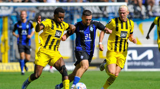 Waldhofs Berkan Taz gegen Dortmunds Braaf Jayden (l.) und Finnsson Kolbeinn Birgir beim Spiel in der 3. Liga in der Saison 2022/2023.