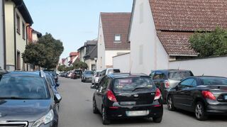 Die Wilhelmstraße ist rechts und links zugeparkt, die Fahrzeuge stehen verbotenerweise auf dem Gehweg – bei Gegenverkehr geht in dem Straßenabschnitt nichts mehr. Ganz zu schweigen von der Frage, wo die Fußgänger laufen sollen.