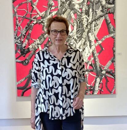 Beate Sellin in ihrer Ausstellung „Pflück mich“ im Pflegschloss.