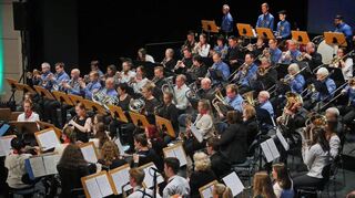 Dirigent Benjamin Wolf hat schon für das Konzert im April 2022 in der Stadthalle aus den drei Orchestern ein Ensemble geformt, das die Zuhörer begeistert.