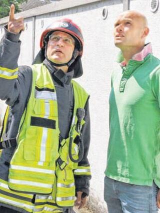 Walter Leschinski und Bürgermeister Dirk Elkemann 2014 bei einem Einsatz.