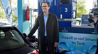 Gut gelaunt beim Tanken: CropEnergies-Vorstandsmitglied Fritz Georg von Graevenitz.