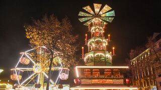 Die Pyramide und das Kinder-Riesenrad sind vor allem nachts echte Hingucker.