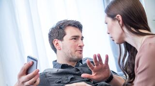 Nicht auf Augenhöhe: Kontrolle und Eifersucht bewirken oft, dass sich der andere unterordnet.