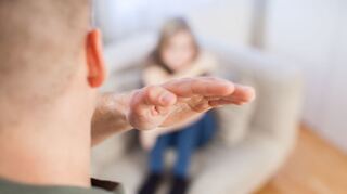 Körperliche Gewalt hat schwere Folgen und ist immer ein Grund, die Beziehung zu beenden.