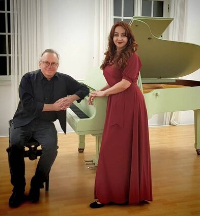 Das Piano-Duo Natalia und Thomas vor seinem Konzert im Palais Hirsch am Schwetzinger Schlossplatz.