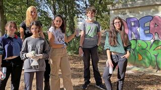 Die Kunst-AG der Humboldt-Realschule – Pia (v. l.), Mryam, Elisabed, Tristan und Celina – haben mit Lehrerin Stefanie Reiß die Trafostation verschönert.