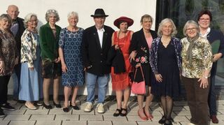 Die Topmodels und Assistenten (v. l.): Vorsitzende Renate Schöner, Inge, Bernd, Helga, Uschi, Sigrid, Heinz, Carmen, Heike, Beate, Maria und Moderatorin Renate Hettwer.
