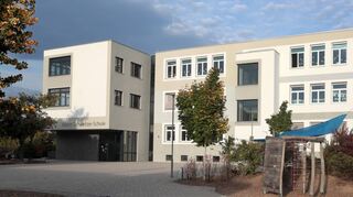 Auf rund fünf Millionen Euro wird der notwendige Erweiterungsbau der Albert-Schweitzer-Schule geschätzt. Eine Investition, die die Gemeinde vor große Aufgaben stellt.