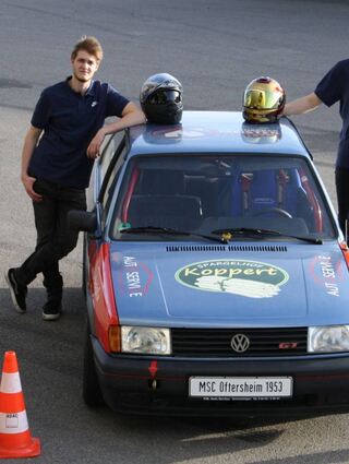 Die aktuellen Fahrer des MSC, Max Brand (l.) und Luca Kumpf, starten mit dem vereinseigenen VW Polo im Slalom.