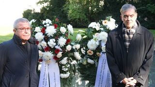 Preisträger Daniel Libeskind (l.) und Romani Rose, der Vorsitzende des Zentralrats Deutscher Sinti und Roma, nach der Kranzniederlegung am Denkmal für die im Nationalsozialismus ermordeten Sinti und Roma Europas.