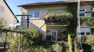 Viel Grün nicht nur im Garten, sondern auch an der Hauswand. Zusätzlich beginnen die Arbeiten für die Photovoltaikanlage.