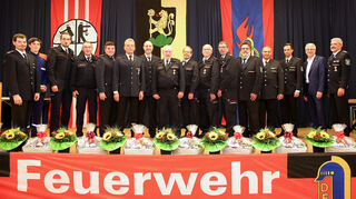 Jahrzehnte geballter Feuerwehrerfahrung wurden von Kommandant (l.), Bürgermeister Grempels und vom Kreisfeuerwehrverband geehrt wurden.