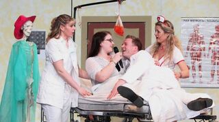 Im „Beautydrom“ des AGV Belcanto geht es reichlich turbulent zu. Immerhin heißt der Untertitel des Mundartmusicals „Wer schön sein will, muss leiden“.