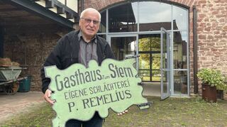 Bruno Rafflewski, Ehrenvorsitzender des Heimat- und Kulturkreises, hält ein Stück Geschichte in seinen Händen.