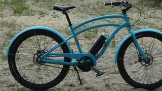 Der Beach Cruiser wird seinem Namen gerecht: Dank breiter Ballonreifen, die vergleichsweise niedrigen Luftdruck zulassen, kommt man auch gut durch Sand. Zumindest besser als mit vielen anderen Fahrrädern.