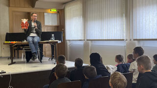 Gespannt hören die Schüler bei der Autorenlesung zu.