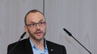 Timo Cyriax von der IHK Rhein-Neckar stellt die Befragungsergebnisse vor.