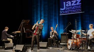 Jazzmusik gibt es beim Auftaktkonzert der Jazztage in Schwetzingen im Rokokotheater beim Auftritt vom Jakob-Manz-Project: Pianist Hannes Stollsteimer (v. l.), Saxofonist Jakob Manz, Bassist Frieder Klein und Schlagzeuger Leo Asal.