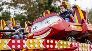 Die Fahrt im Racing-Coaster zaubert den Kindern ein Lächeln ins Gesicht.