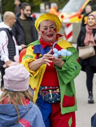 Clown Klinkinchen formt Luftballons.