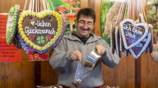 Am Süßwarenstand von Alexandra Stengler portioniert Harry Klauder Leckereien.