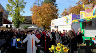 Kerwegottesdienst zwischen Festzelt und Fahrgeschäften: Pfarrerin Eva Weisser spendet am Sonntagmorgen den Segen für die Gemeinde.