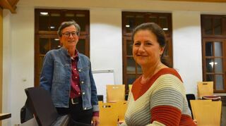 Organisatorin Silke Kester (links) und Chorleiterin Ludmila Hertel bei der Probe des Chors der evangelischen Kirchengemeinde in Plankstadt.