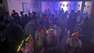 Bei der Narrhalla in Ketsch ist mächtig was los. Die Menge tanzt begeistert in Trachten gekleidet.
