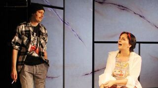 Noch verstehen sich die beiden Studierenden Jonas (Jonas Werling) und Anna (Laura Álvarez) gut – doch das soll sich bald ändern.
